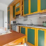 Guesthost - Roomy Flat With Private Parking! Apartment *