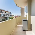 Guesthost - Roomy Flat With Private Parking!