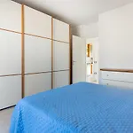 Apartment Guesthost - Roomy Flat With Private Parking! *