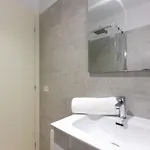 Guesthost - Roomy Flat With Private Parking!