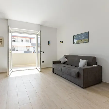 Apartment Roomy Flat With Private Parking! *