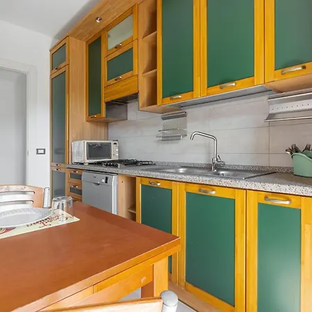 Guesthost - Roomy Flat With Private Parking! Διαμέρισμα *
