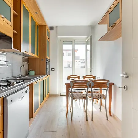 Roomy Flat With Private Parking! *