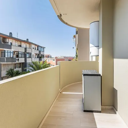 Guesthost - Roomy Flat With Private Parking!