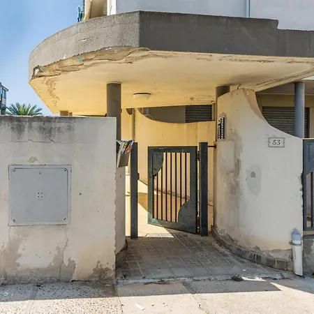 Apartment Roomy Flat With Private Parking! *