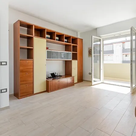 Guesthost - Roomy Flat With Private Parking! شقة كوارتو سانتيلينا