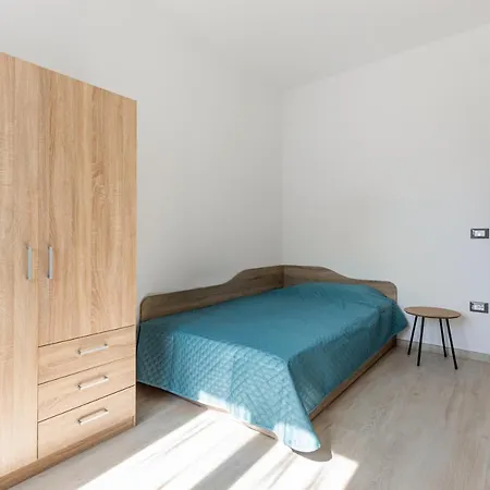 Roomy Flat With Private Parking!