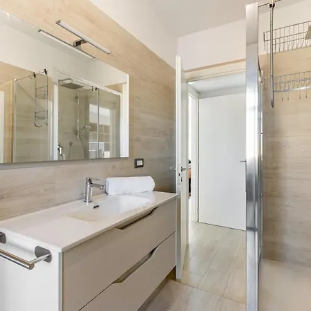 Apartment Roomy Flat With Private Parking!