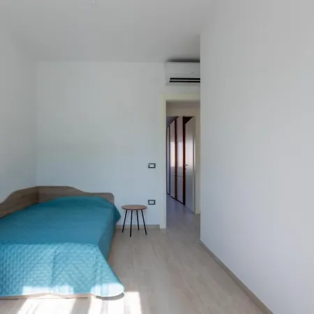 Roomy Flat With Private Parking!