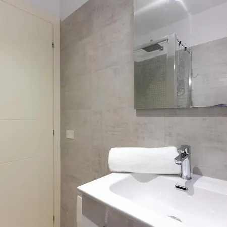 Guesthost - Roomy Flat With Private Parking!